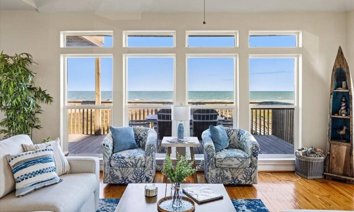 Miramar House | Beachfront Beauty with gorgeous Sunsets & Sunrises. King Primary Suite & 2 decks