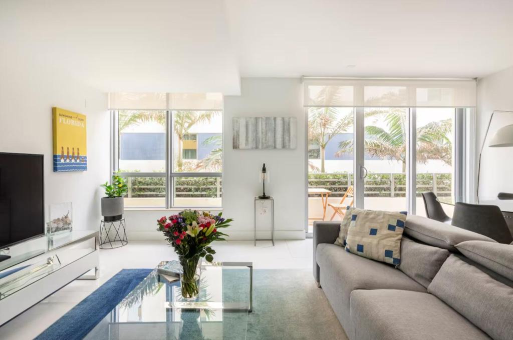 South of Fifth Apartment | Beachfront Bentley Hotel One Bedroom Suite with Balcony and Beach access