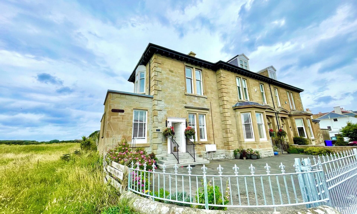 Troon House | Beachfront Bliss - 4-Bed Seaside Villa Near Royal Troon Golf Minimum stay 2 days