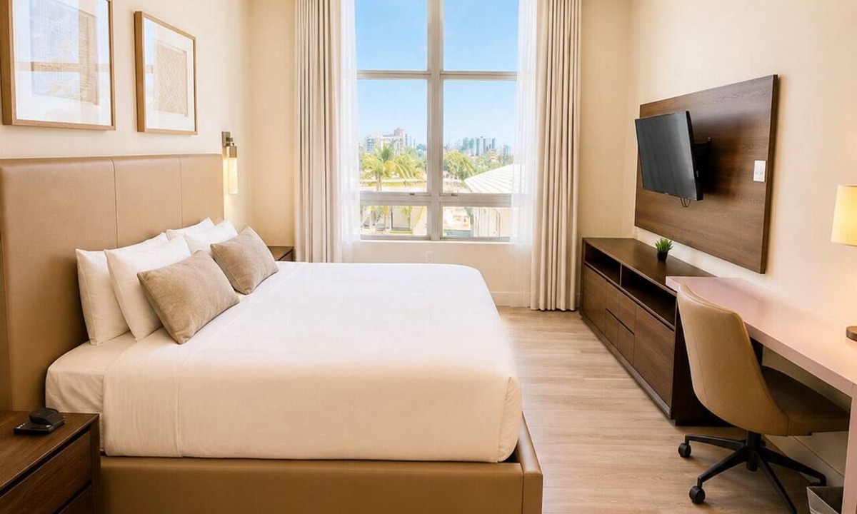 Hollywood Apartment | Beachfront Bliss: Studio with Super Rooftop Pool