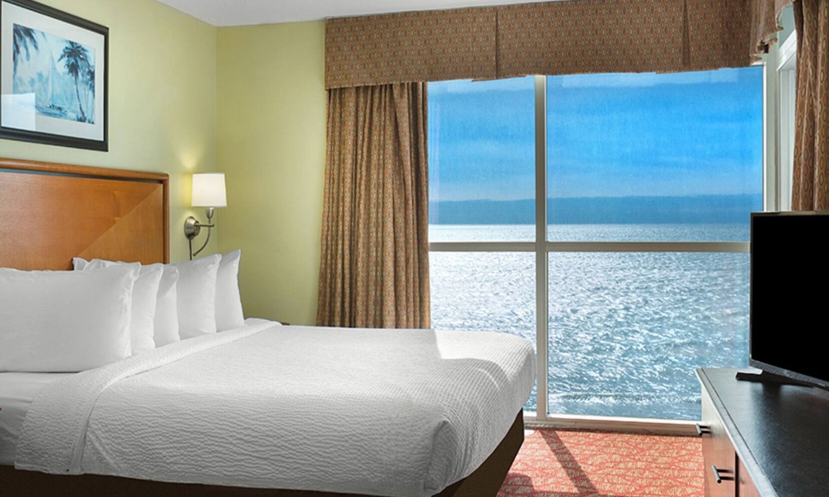 Downtown Myrtle Beach Hotel | Beachfront Bliss w/Balcony, Pools&Gym access | 0.1 mi to Myrtle Beach Boardwalk