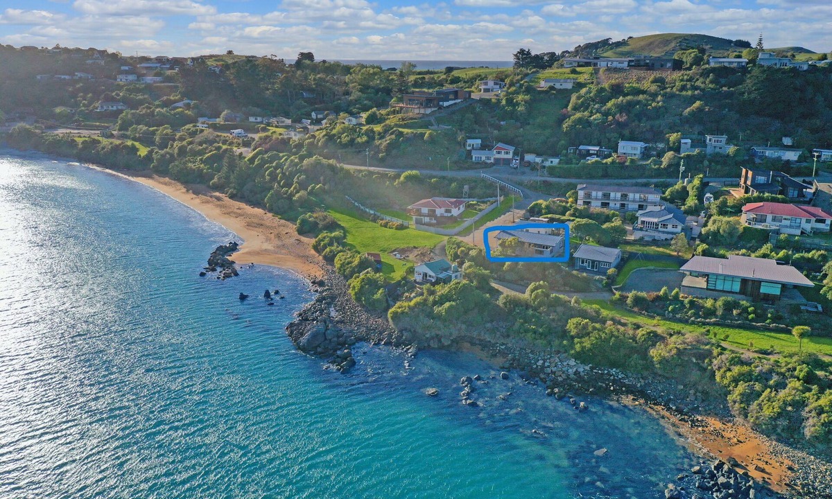 Moeraki House | “Beachfront Bliss with Stunning Sea Views – Perfect for Families & Friends”