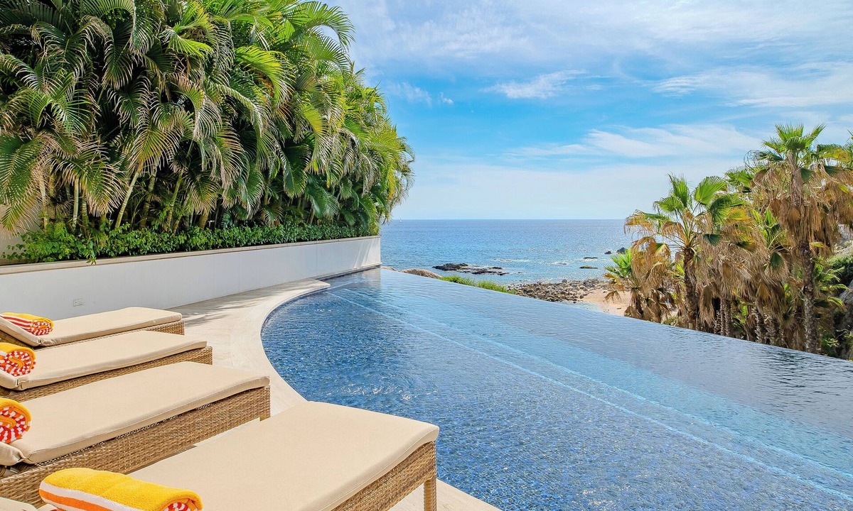 Cabo Bello Villa | Beachfront Compound Sleeps 24 w/Pools, Spa, Gym & Swimmable Beach Cabo Bello