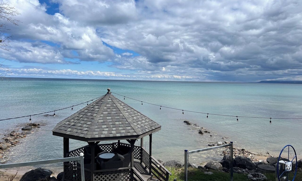 Meaford Cabin | Beachfront Cabin/Georgian Bay Sunsets/Family/25 minutes to all ski hills