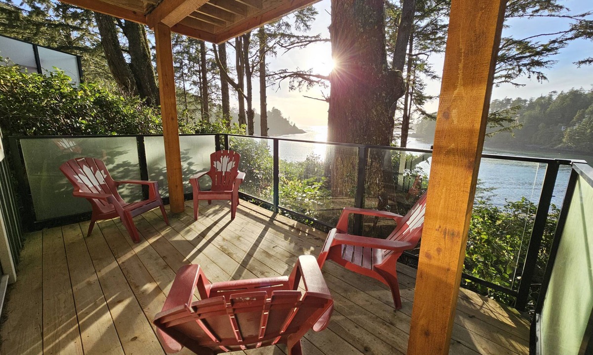 Ucluelet Cabin | Beachfront Cabin With Incredible Views! ⎮Salty Dog