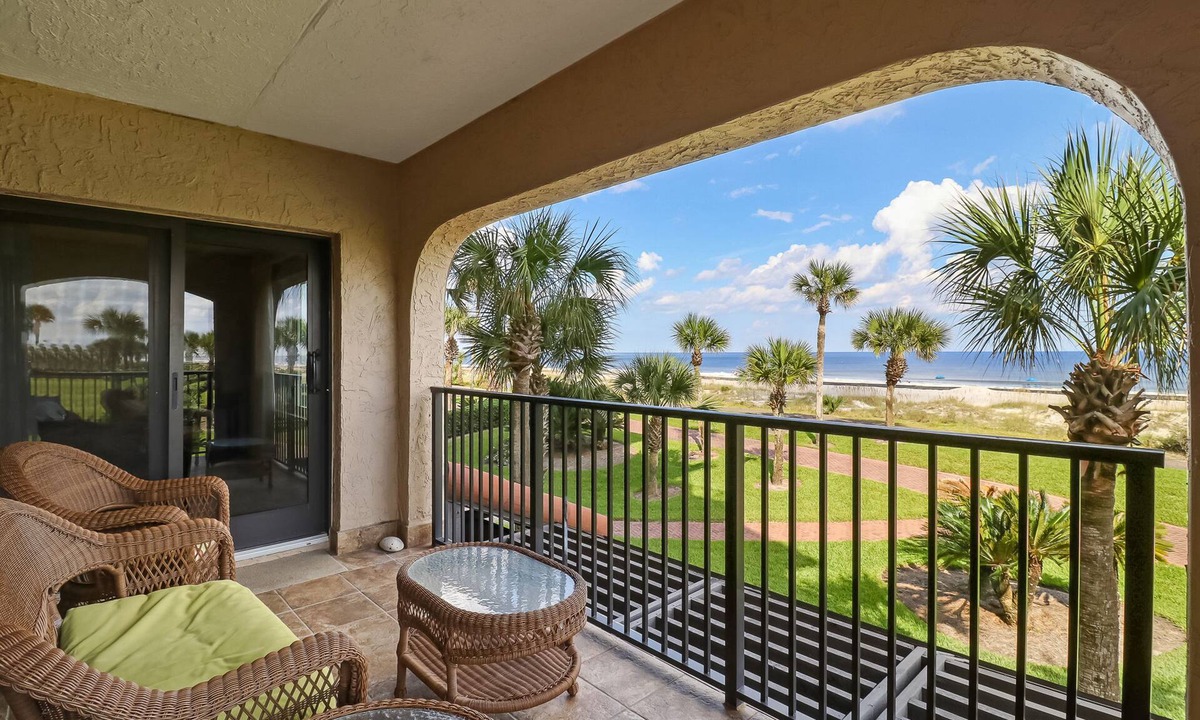 Fernandina Beach Condo | Beachfront condo with beach access, balcony, AC, pool & tennis