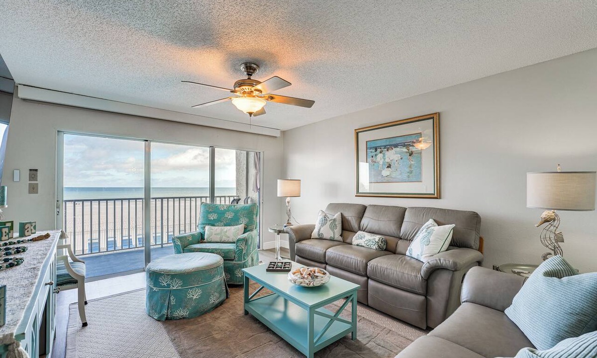 Redington Shores Condo | Beachfront Condo w/Pool in Redington Shores