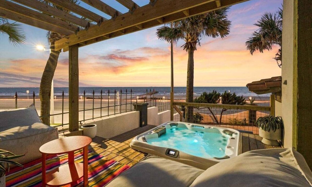 San Jacinto Condo | Beachfront Condo | Pool + Hot Tub Near the Port