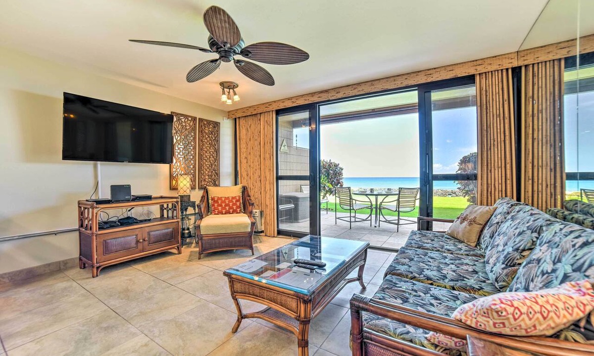 Honokowai Condo | Beachfront Condo: Sunset Views & Pool Access!