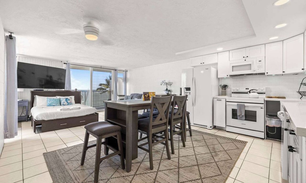 Punaluu Condo | Beachfront Condo with Beach Access & Pool