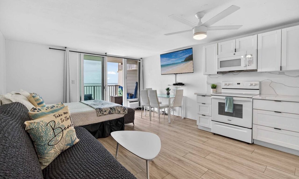 Punaluu Condo | Beachfront Condo with Lanai and View