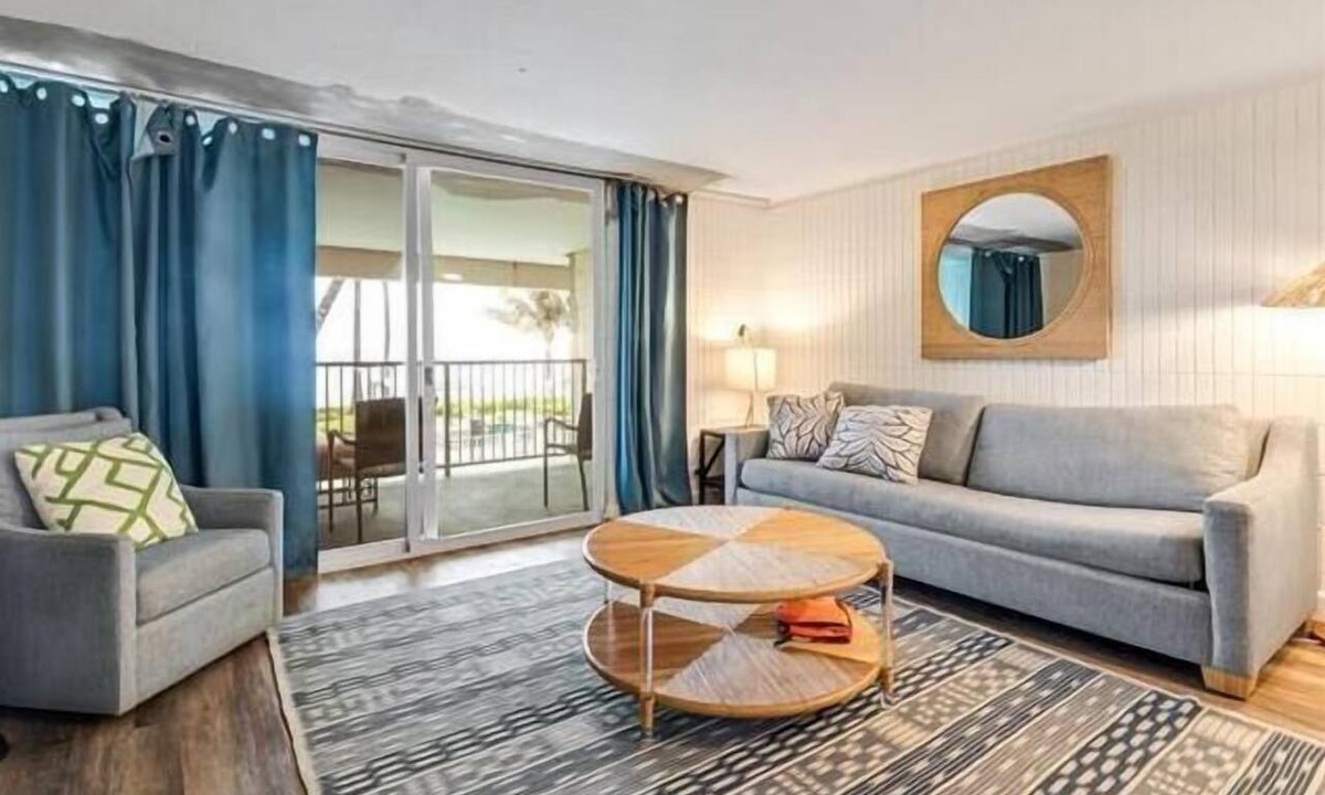 Punaluu Condo | Beachfront Condo with Pool and Beach Access