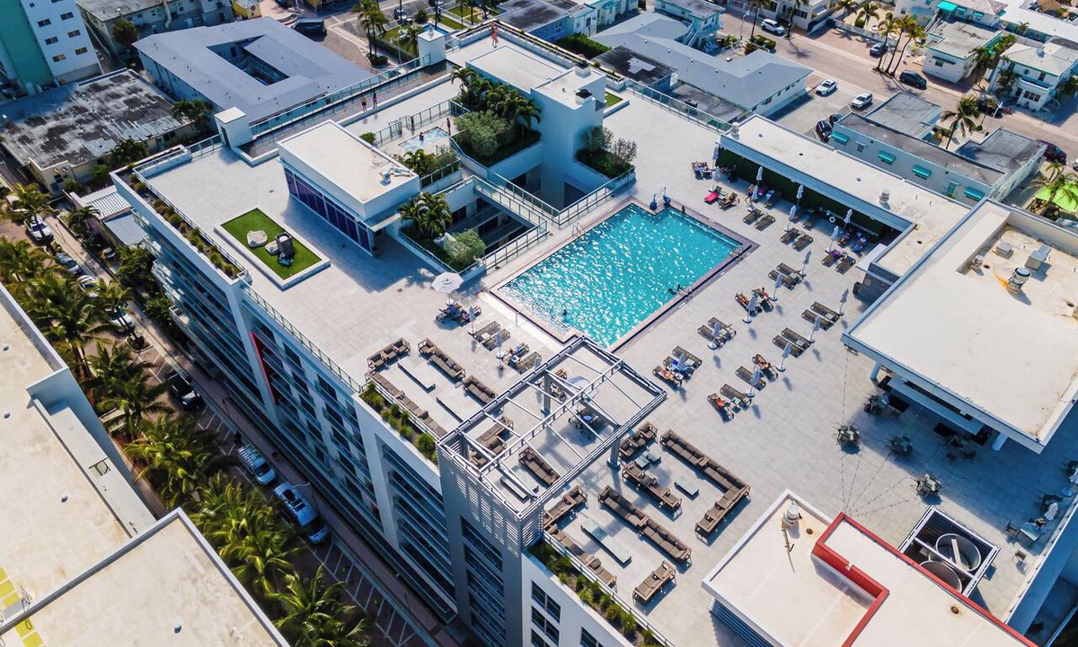 Hollywood Condo | BEACHFRONT CONDO WITH ROOFTOP POOL