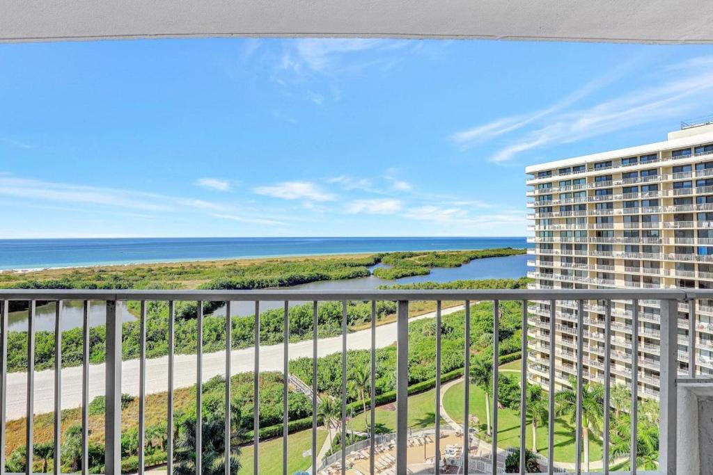 Marco Island House | Beachfront condo with pool, gym and tennis courts