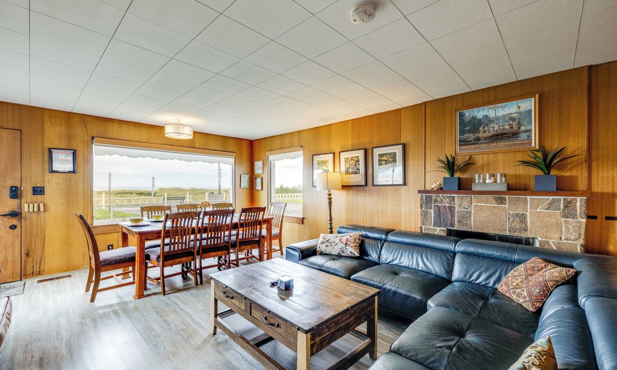 Seaside Cottage | Beachfront Cottage on Seaside Promenade w/Hot Tub