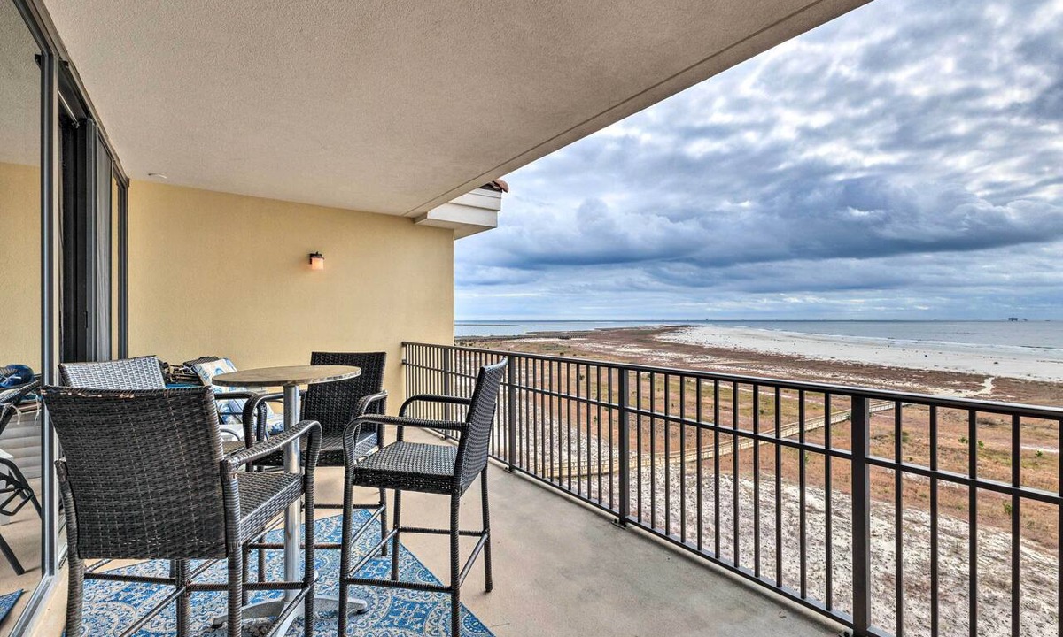 Dauphin Island Condo | Beachfront Dauphin Island Condo: Pool Access!