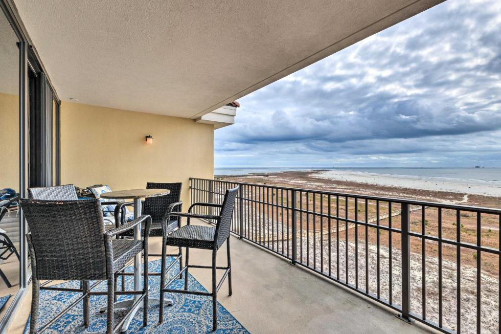 Dauphin Island House | Beachfront Dauphin Island Condo: Pool Access!