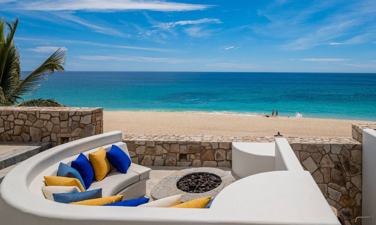 Buzzards Villa | Beachfront El Encanto 5 BR Villa