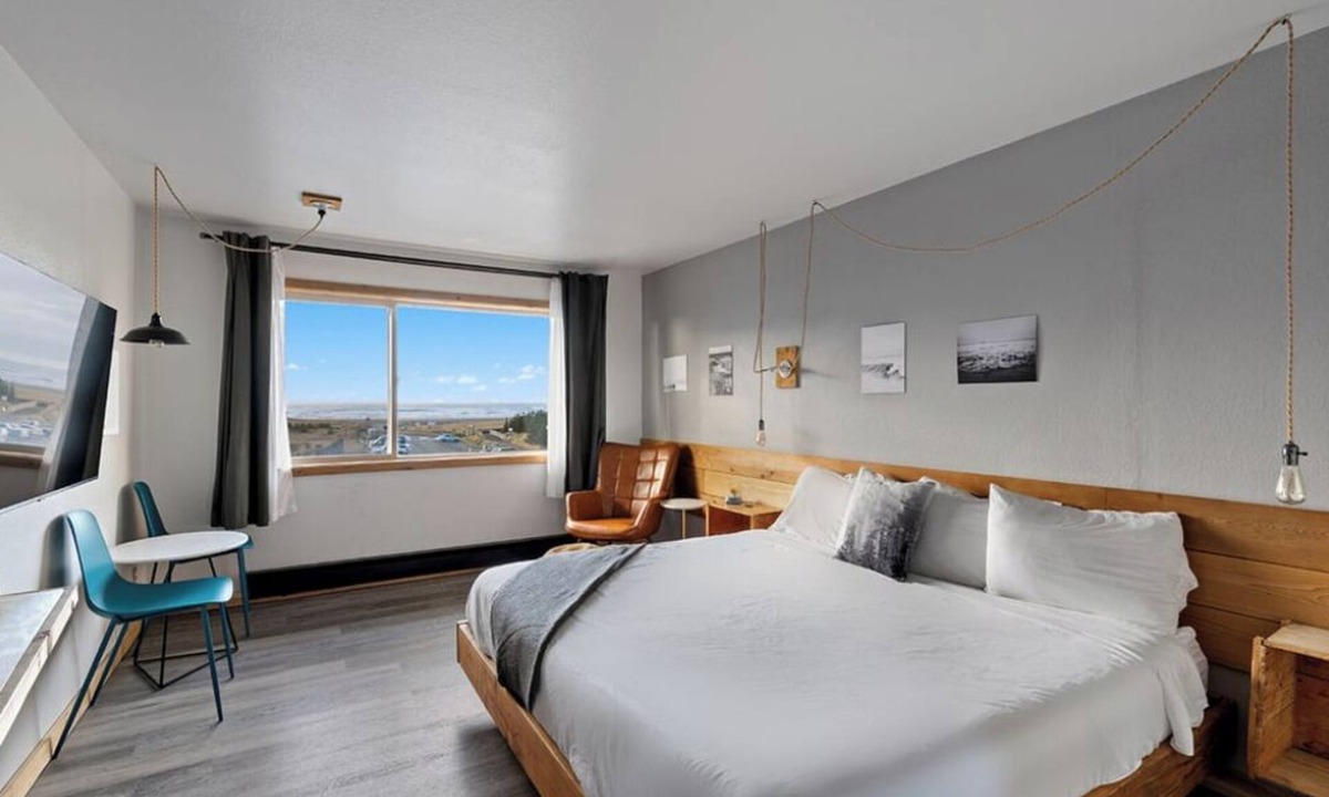 Long Beach Hotel | Beachfront Escape in Long Beach! 2 Comfortable Units, Indoor Pool, Free Parking!