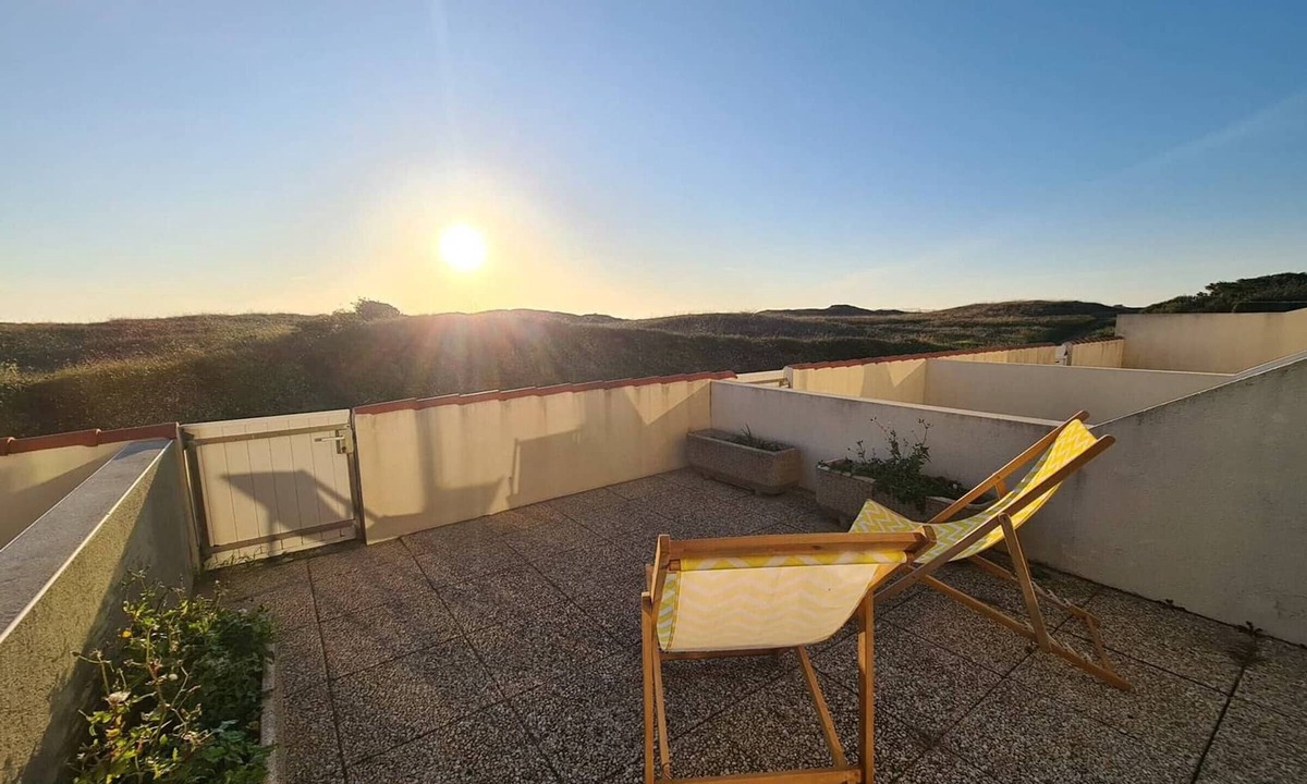 Saint-Jean-de-Monts Apartment | Beachfront Studio/Cabin, Sleeps 4, Terrace, Veranda, Pets Allowed, Near Golf, Saint-Jean-de-Monts