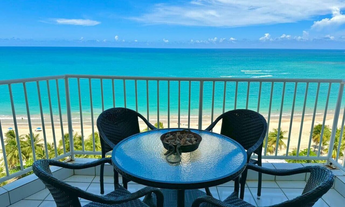 Isla Verde Condo | Beachfront Gem * Walk 2 Eat *W/D