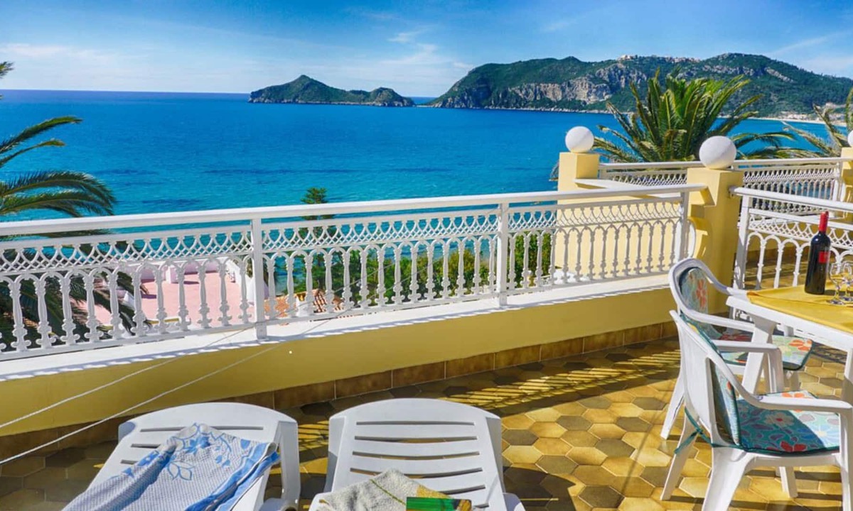 Agios Georgios Pagon Apartment | Beachfront apartment with sea views - Agios Georgios Pagon