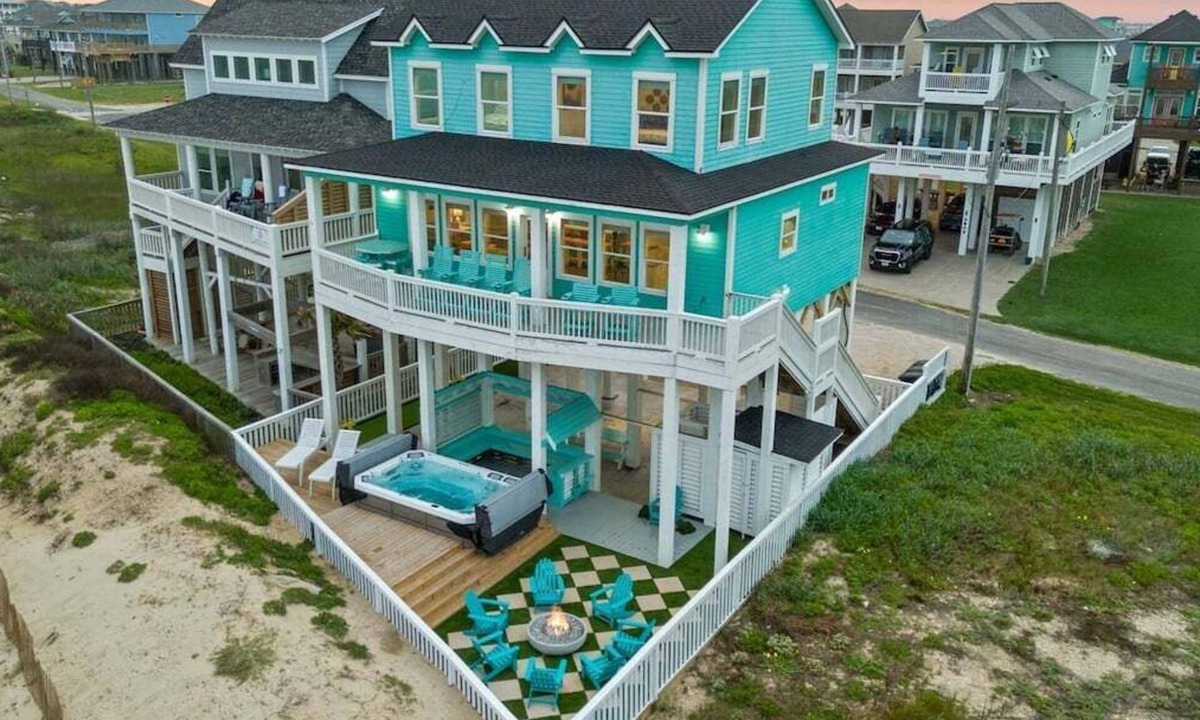 Port Bolivar House | Beachfront + Heated Pool: Fire Pit-Pets