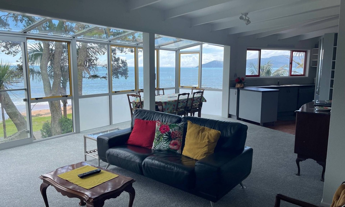 Cable Bay Apartment | Beachfront Holiday for you! 2 bedroom sleeps up to 5 Pet Friendly Nautilus House