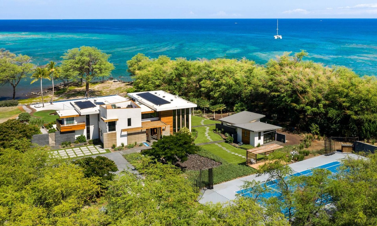 Puako House | BEACHFRONT HOME 2 acres, Pool, Tennis, Volleyball. Like your own private resort!