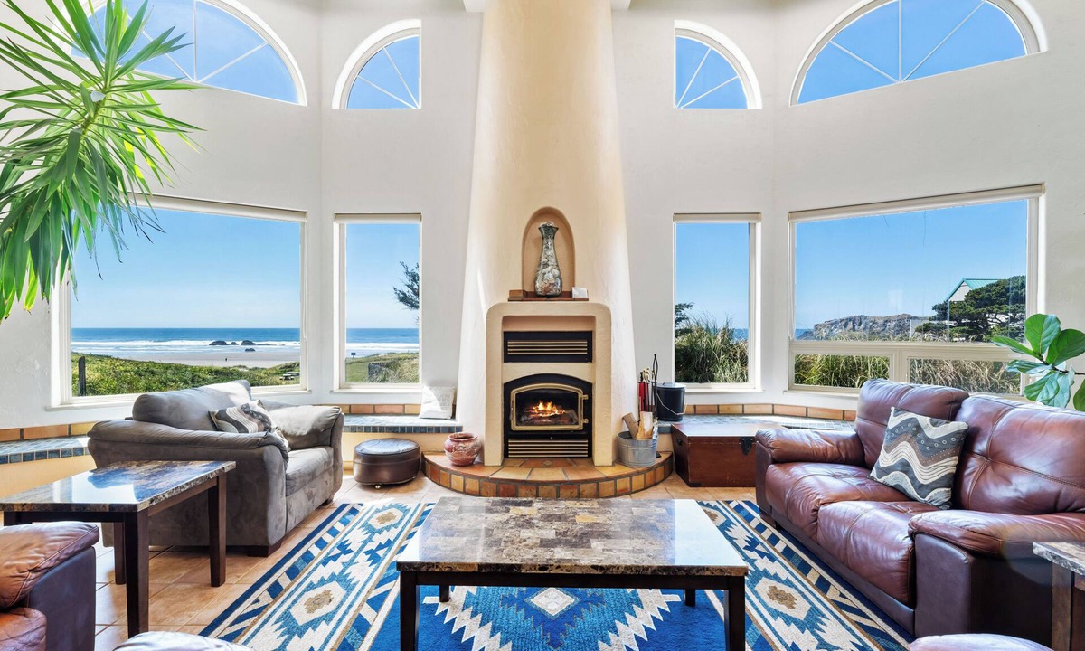 Bandon House | Beachfront, hot tub, sauna, dog-friendly, 2026 remodel
