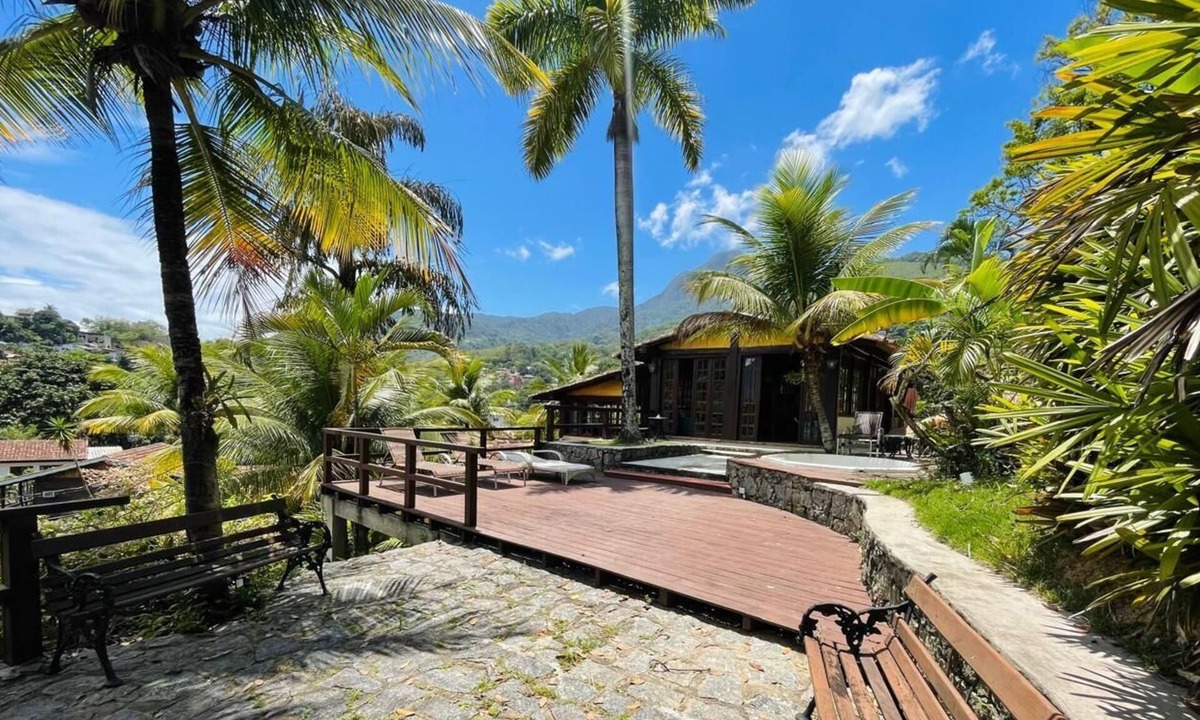 Pereque House | Beachfront house with sea and mountain views