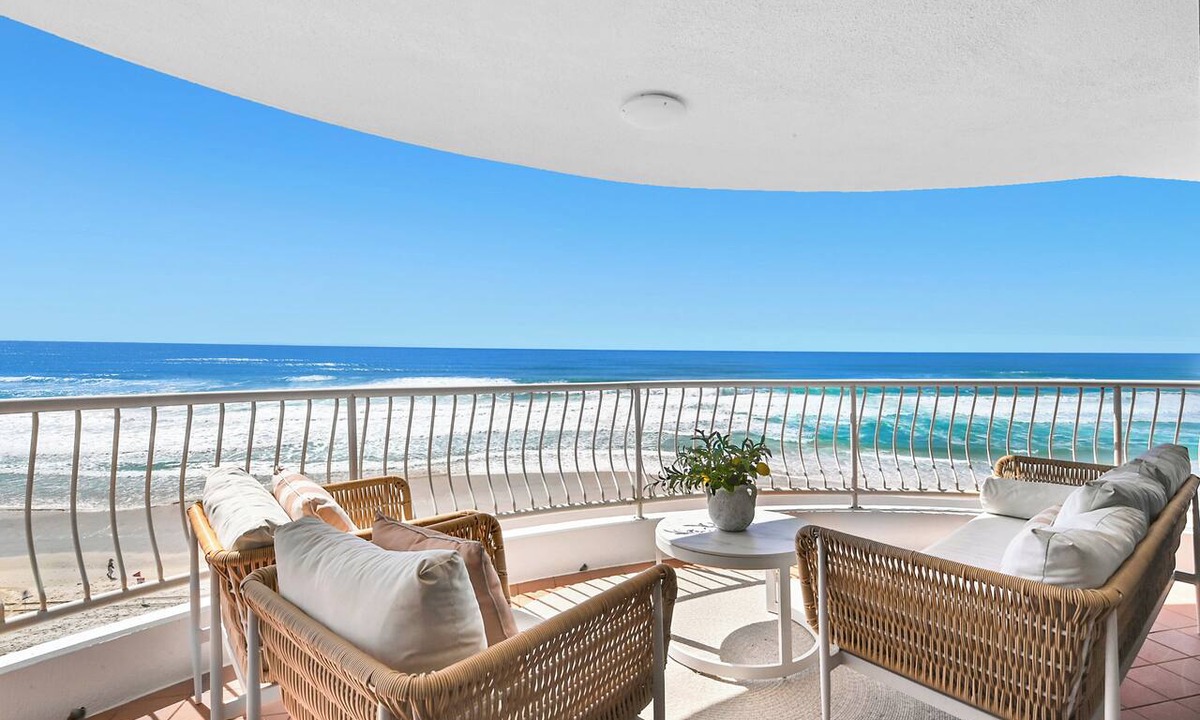 Mermaid Beach Apartment | Beachfront Luxury - SeaShells 3 on Albatross Ave