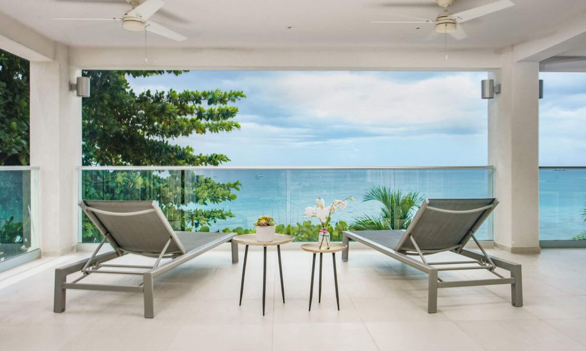 Old Trees Bay Apartment | Beachfront Luxury Condo - The One at The St. James
