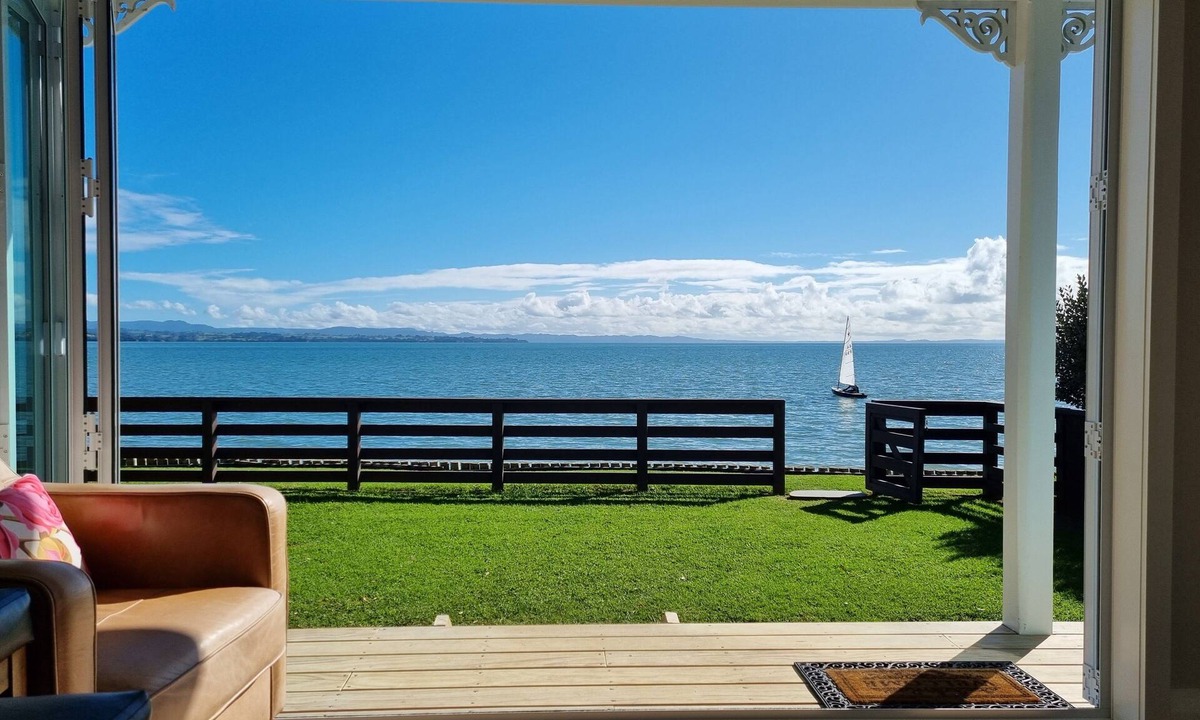 Clarks Beach Cottage | Beachfront luxury, re-charge your soul. ♥ Pet friendly! Just ask 🥰