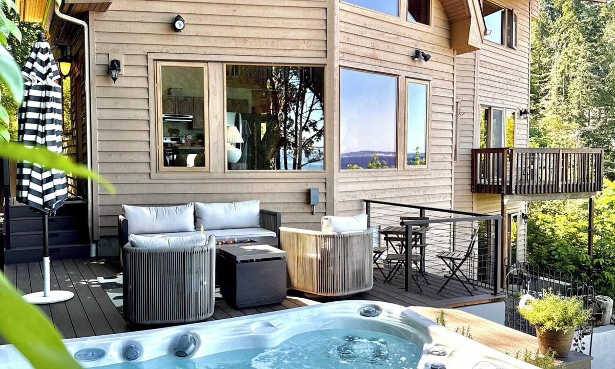 Eglon House | Beachfront Luxury Retreat: Hot Tub, 3 King Beds + Ensuites, Stunning Sea Views