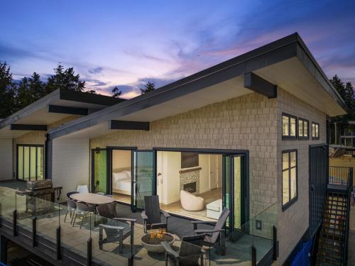 Black Creek House | Beachfront Luxury Suite #18 at THE BEACH HOUSE