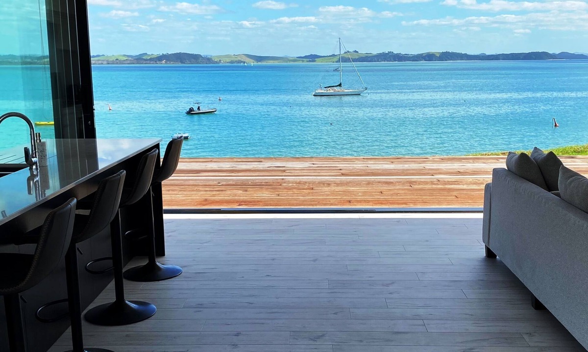 Russell Villa | Beachfront Luxury Villa - Infinity Sea Views, Spa Pool, Kayaks near Russell