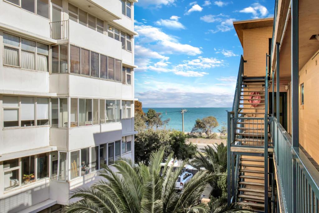 St Kilda Apartment | Beachfront Marine Parade - Rooftop BBQ - Luna Park