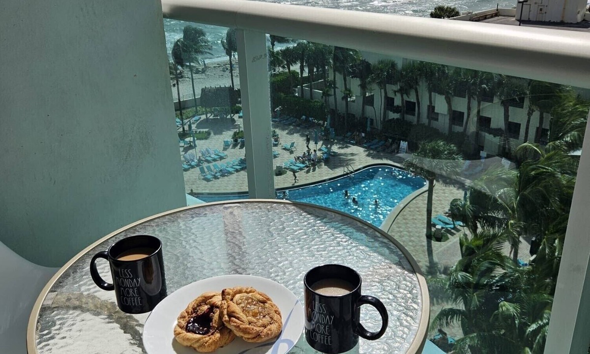 Hollywood South Central Beach Condo | Beachfront-OceanView/PoolView, 1 bedroom(2 queen beds), Full Kitchen, 1 Bathroom