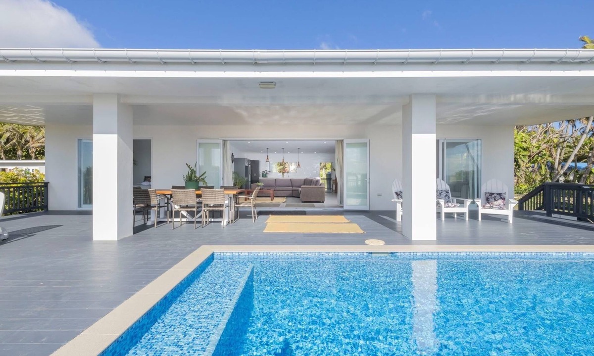 Matavera House | beachfront, private pool, full kitchen n BBQ, free fast wifi w unlimited data