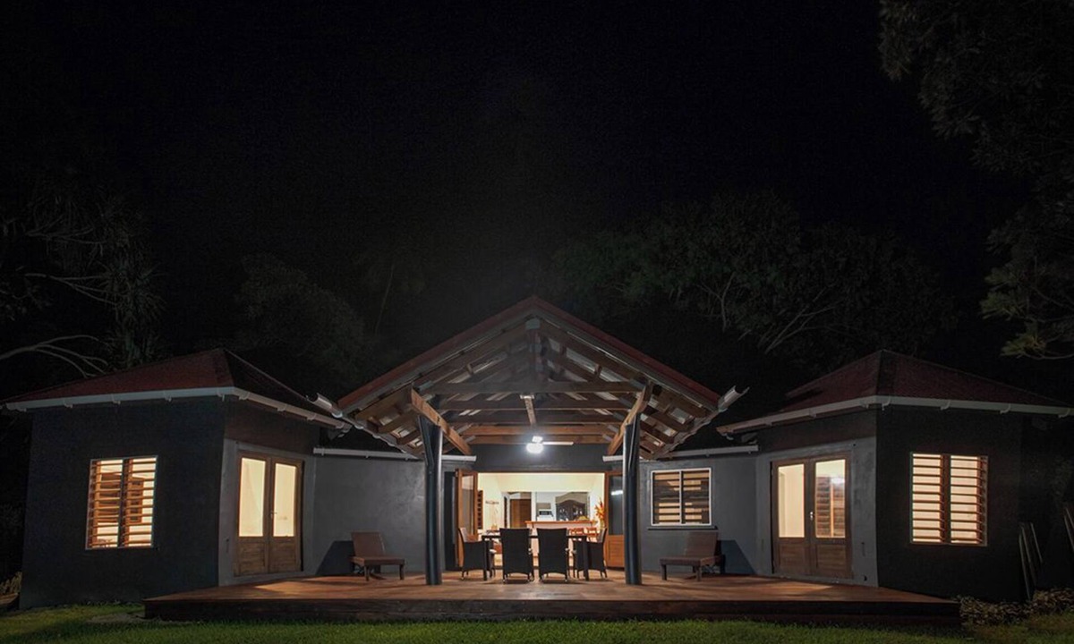 Mele House | Beachfront paradise,super fast internet,queen beds, private