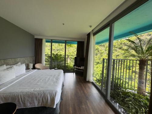 Cat Ba Apartment | Beachfront Paradise with Ocean & Mountain Views - Cat Ba Resort