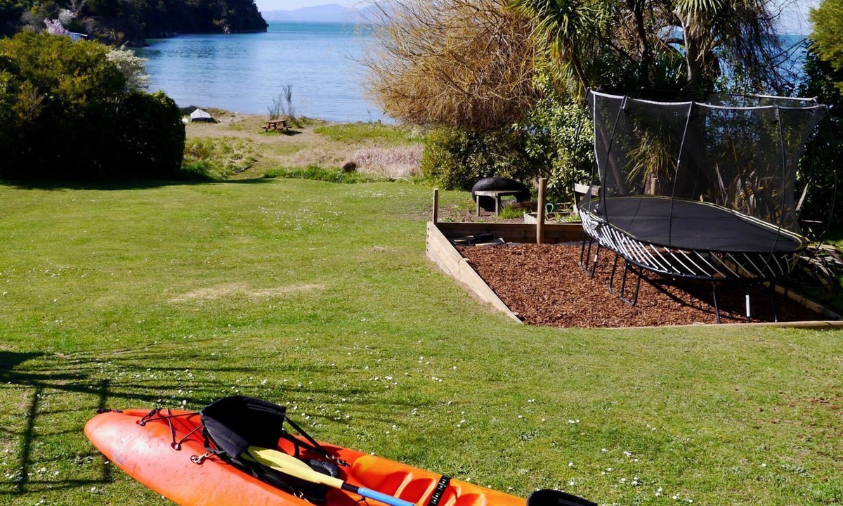Kaiteriteri House | Beachfront Playground is a large family home with direct beach access