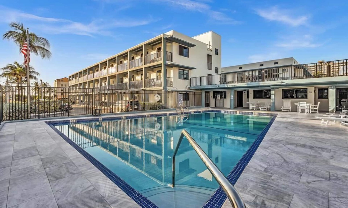 Hollywood Apartment | Beachfront & Pool ~ Near Marriott Hollywood Beach