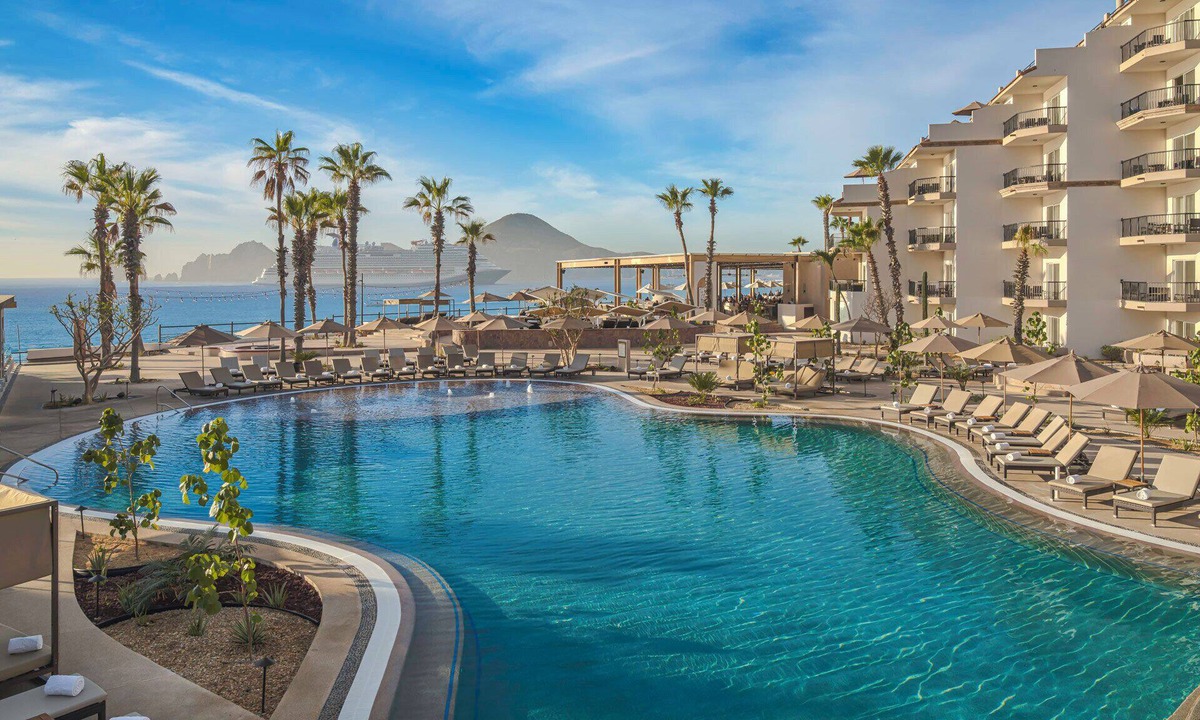 Los Cabos Resort | Beachfront resort located within walking distance of downtown & the iconic Arch