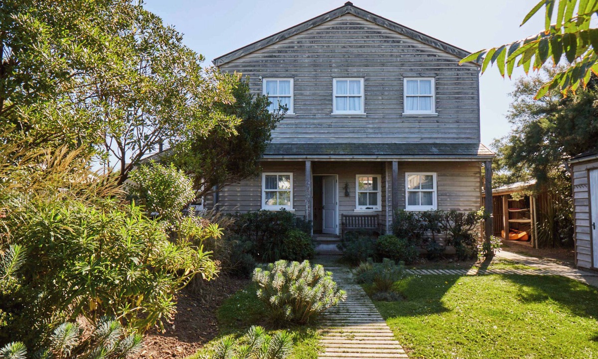 East Wittering House | Beachfront Retreat 6bd, Hot Tub, Sauna and Bar