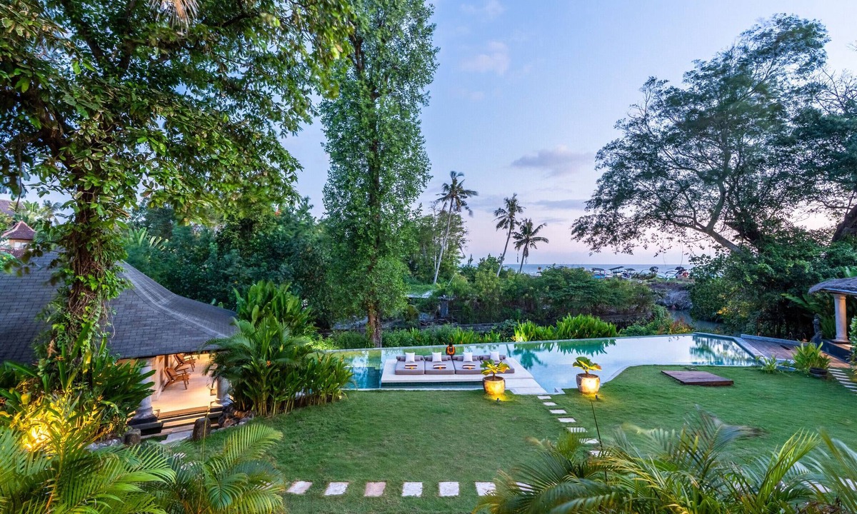 Cemagi Villa | Beachfront Retreat | 22m Infinity Pool | 5BR