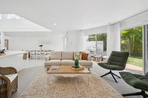 Korora House | Beachfront Retreat - Ducted Air - Free Wifi