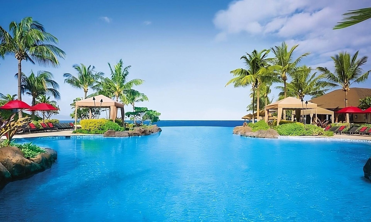 Honokowai Hotel | Beachfront Retreat: Elegant Views w/Full Kitchen. Onsite Parking and Pool!