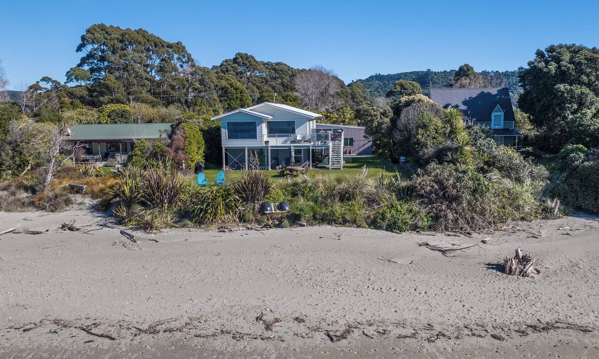 Parapara House | Beachfront Sanctuary - Parapara Holiday Home